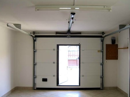 portone sezionale residenziale acciaio coibentato con porta pedonale