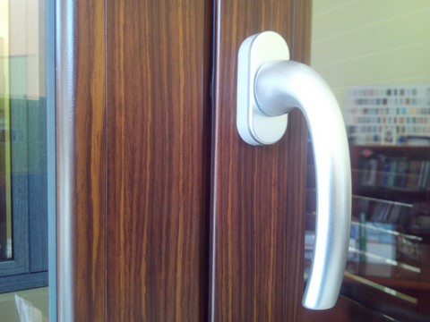 Finestra alluminio effetto legno dettaglio maniglia satinata