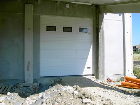 portone sezionale industriale acciaio coibentato con oblò
