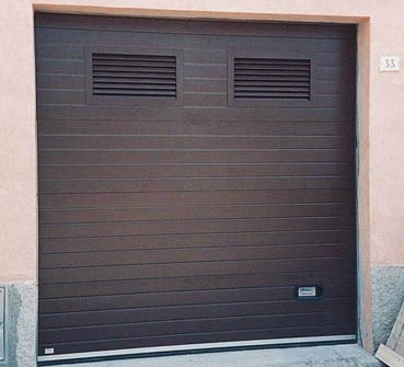 portone sezionale residenziale acciaio coibentato con oblò aerazione